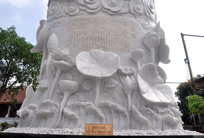 Phần đài sen tọa được tạo tác rất nhiều các nụ, hoa và lá sen nhỏ bên dưới. Ở giữa khắc một bài kinh phật bằng chữ nho màu vàng. Nhập mô tả cho ảnh