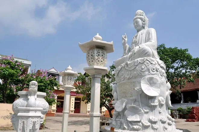 Sư thầy Thích Minh Đăng, trụ trì chùa Quan Âm cho biết: “Pho tượng Quan thế âm bồ tát được làm bằng đá trắng nguyên khối với chiều cao 5,7 m (từ chân bệ lên đỉnh), bề ngang rộng 2,5 m và nặng 37 tấn. Đá trắng được lấy từ Nghệ An và được tạo tác cơ bản ở đó rồi mới vận chuyển bằng container lên Hà Nội. Ngày 11/2/2014 (âm lịch), pho tượng được vận chuyển về sân chùa. Một số thợ tạo tác đá tiến hành hoàn thiện và đặt lên thềm tam cấp đã được xây dựng trước đó. Ngày 11/5/2014 ông Trần Chiến Thắng, Nguyên Thứ trưởng Bộ Văn hóa Thể thao và Du lịch, Thường trực Hội đồng tư vấn xác lập kỷ lục Việt Nam đã tiến hành trao bằng xác lập kỷ lục “Ngôi chùa có tượng Bồ tát Quan thế âm bằng đá trắng lớn nhất". Sư thầy Thích Minh Đăng, trụ trì chùa Quan Âm cho biết: “Pho tượng Quan thế âm bồ tát được làm bằng đá trắng nguyên khối. Đá trắng được lấy từ vùng Nghệ An và được tạo tác cơ bản ở đó rồi mới vận chuyển bằng container lên Hà Nội. Ngày 11/2 (âm lịch), pho tượng được vận chuyển về sân chùa. Một số thợ tạo tác đá tiến hành hoàn thiện và đặt lên thềm tam quan. Ngày 11/5 vừa qua, ông Trần Chiến Thắng, Nguyên Thứ trưởng Bộ Văn hóa Thê thao và Du lịch, Thường trực Hội đồng tư vấn xác lập kỷ lục Việt Nam đã tiến hành trao bằng xác lập kỷ lục “Ngôi chùa có tượng Bồ Tát Quan Thế Âm bằng đá trắng lớn nhất.”