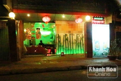 Sau 0h, cơ sở massage H.B.N vẫn sáng đèn đón khách.