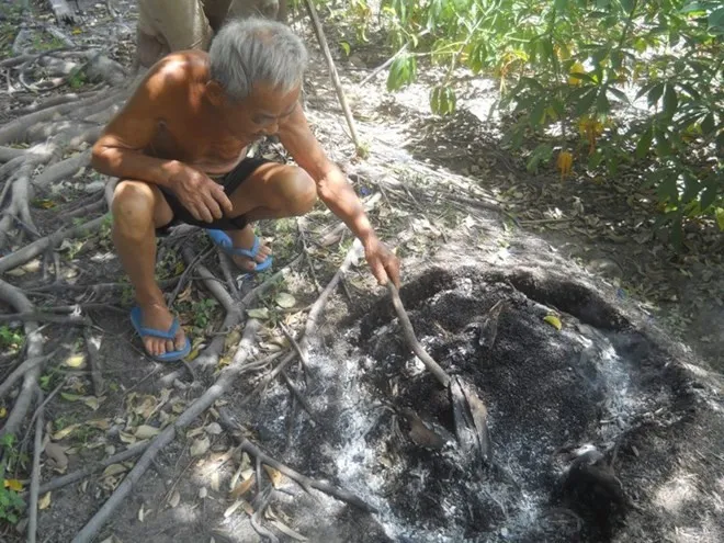 Ông Đặc phải đốt để tiêu huỷ hàng chục bao đậu đen. Ông Đặc phải đốt để tiêu huỷ hàng chục bao “đậu đen”.