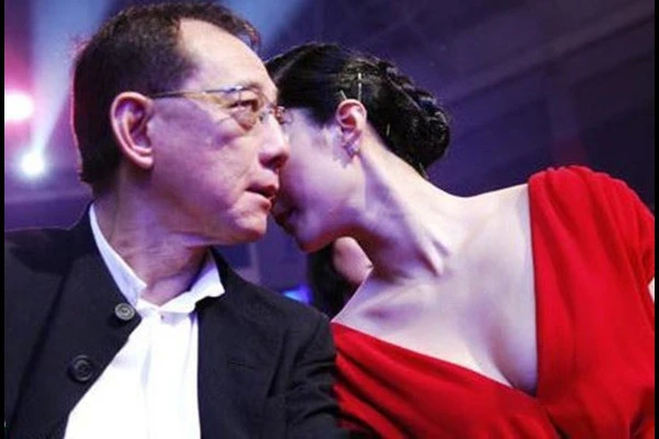 Dương Thụ Thành - CEO tập đoàn giải trí Anh Hoàng (Hong Kong) cũng là một đại gia bị đồn đã 