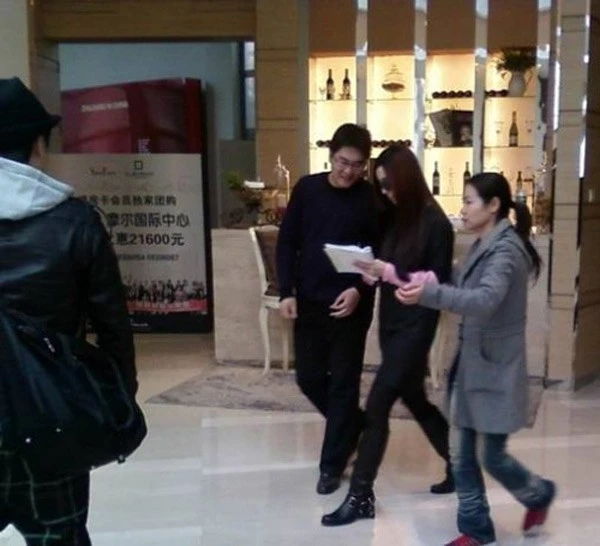 Tấm ảnh này được chụp khi Phạm Băng Băng đi cùng một đại gia (không hoạt động trong ngành giải trí) xem nhà từng dậy sóng một thời gian trên báo chí Hoa ngữ.