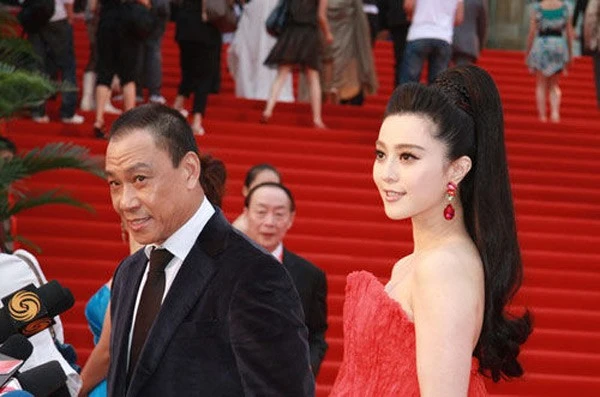 Năm 2010, báo chí từng đưa tin Phạm Băng Băng chuẩn bị kết hôn và chú rể tương lai được xác định là nam diễn viên Vương Học Kỳ. Được biết 2 người đã phải lòng nhau khi đóng chung bộ phim điện ảnh Triệu thị cô nhi. Thông tin này khiến người quản lý Mục Tiểu Quang nổi lôi đình, kiện các báo.