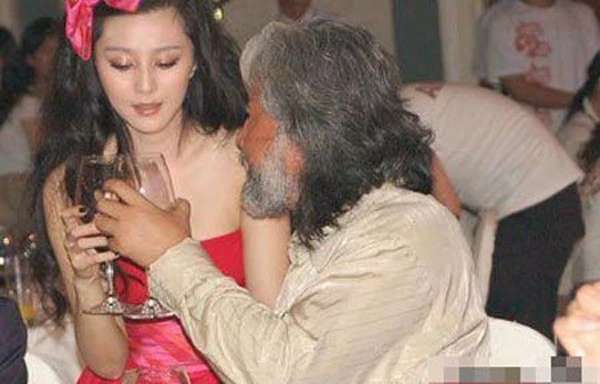 Tại tiệc kỷ niệm 12 năm thành lập của Tập đoàn giải trí Hoa Nghị Huynh Đệ, Phạm Băng Băng đã ngồi lên đùi nhà sản xuất Trương Kỷ Trung khiến cánh báo chí hao tốn nhiều giấy mực để viết về mối quan hệ này.