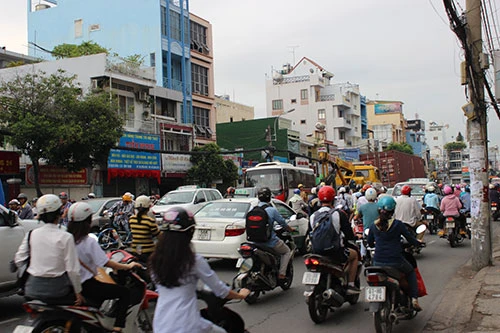 Container ủi nát dải phân cách ở phố ảnh 2 Container ủi nát dải phân cách ở phố ảnh 2