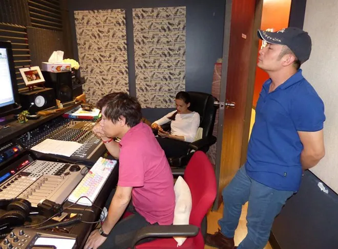 Mới đây, ông xã ca sĩ Thu Phương - Dũng Taylor - chia sẻ trên trang cá nhân một số hình ảnh cô và Bằng Kiều cùng vào phòng thu thực hiện sản phẩm song ca mới. Khán giả không khó để nhận ra sự xuất hiện của người đẹp Dương Mỹ Linh bên cạnh cựu thành viên nhóm Quả Dưa Hấu. Nhập mô tả cho ảnh