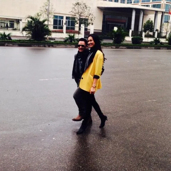 Sau đó, trong chuyến lưu diễn châu Âu của Bằng Kiều cùng các ca sĩ hải ngoại, Dương Mỹ Linh cũng có mặt. Hai người có nhiều bức ảnh chụp chung tình cảm, được bạn bè chia sẻ lên facebook. Nhập mô tả cho ảnh