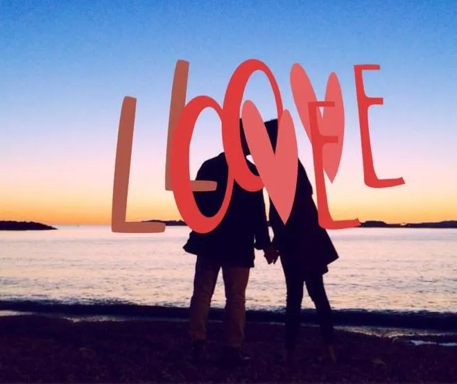 Hồi đầu tháng 5, Dương Mỹ Linh khoe khoảnh khắc khóa môi bạn trai trên biển, tuy nhiên, cô lại khéo léo lồng ghép chữ "Love" để che đi gương mặt, khiến người hâm mộ tò mò. Nhập mô tả cho ảnh