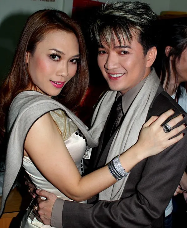 Mối quan hệ giữa quý ông nhạc Việt Đàm Vĩnh Hưng và “họa mi tóc nâu” Mỹ Tâm bắt đầu từ thời điểm cả hai mới vào nghề. Nữ ca sĩ được Đàm Vĩnh Hưng quan tâm khá chu đáo và được anh công khai thể hiện tình cảm từ qua những bài báo cho tới khi biểu diễn chung. Thời điểm giữa thập niên năm 2000, Đàm Vĩnh Hưng không ít lần tỏ tình với Mỹ Tâm ngay trên sân khấu, đỉnh điểm vào năm 2006, nam ca sĩ mạnh miệng khẳng định sẽ chỉ kết hôn nếu cô dâu là Mỹ Tâm. 