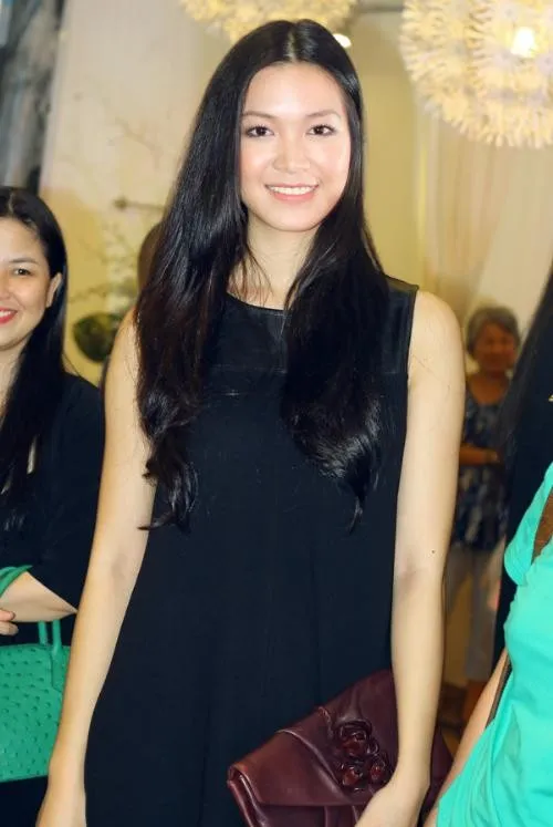 Nhiều người nhận xét, hoa hậu 9X mang một vẻ đẹp rất Á Đông nhưng vẫn kiêu sa, lộng lẫy. Nhập mô tả cho ảnh