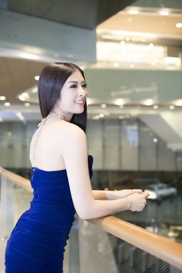 Cô cũng đẹp lên nhiều nhờ làn da chuyển thành trắng sứ. Nước da trắng giúp Ngọc Hân dễ dàng hơn trong việc chọn và phối đồ. Nhập mô tả cho ảnh