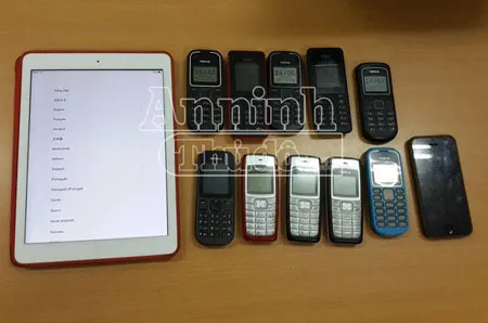 Bắt khẩn cấp “má mì” môi giới gái gọi qua mạng ảnh 2 Ipad và và hàng chục chiếc điện thoại di động Hòa dùng để quản lý gái bán dâm