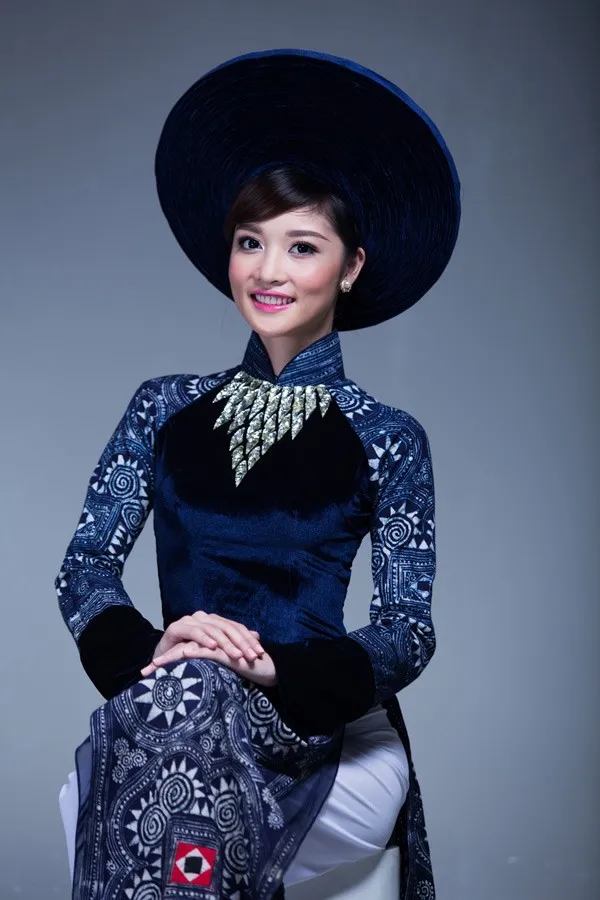 Sau scandal, tên tuổi và hình ảnh của Triệu Thị Hà được biết đến nhiều hơn. Tại chương trình Chung sức tình người diễn ra cuối tuần trước, bộ áo dài cô mặc của NTK Việt Hùng đđấu giá được 65 triệu đồng.