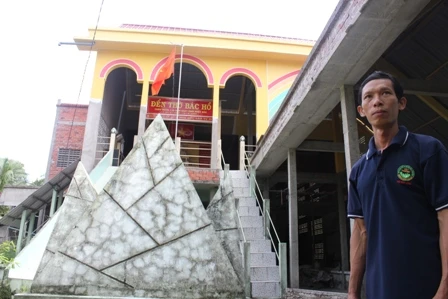 Ông Bạch bên đền thờ Bác Hồ