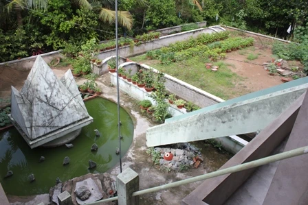 Khuôn viên phía trước đền thờ Bác Hồ