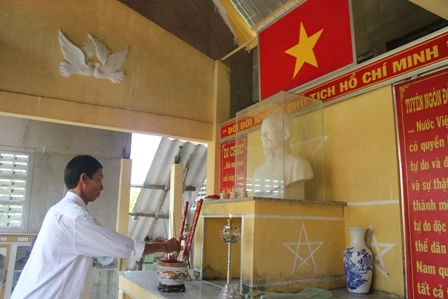 Mỗi ngày ông Bạch đều thắp hương cho Bác