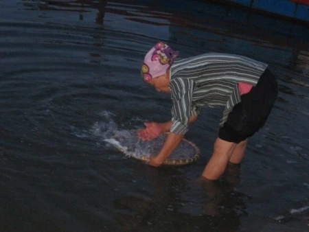 Ít việc nên chị Say nhận cả việc xách nước