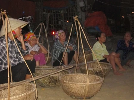 Rất nhiều phu cá chờ cả 3, 4 tiếng vẫn không có việc