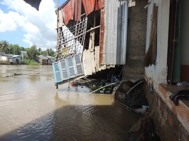 Một căn nhà bị ảnh hưởng trong khu vực sạt lở. Nhập mô tả cho ảnh