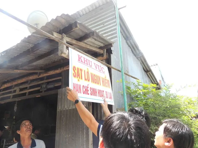 Người dân lắp biển cảnh báo nguy hiểm. Nhập mô tả cho ảnh