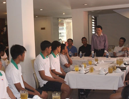 TTK VFF Lê Hoài Anh dặn dò các tuyển thủ, ảnh: Trọng Vũ