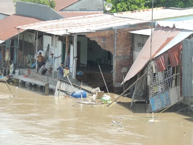 Khoảng 10 căn nhà kế cận cũng bị nứt chân đất, có nguy cơ sạt lở bất cứ lúc nào. Rất may, vụ việc không gây thương vong về người. Nhập mô tả cho ảnh