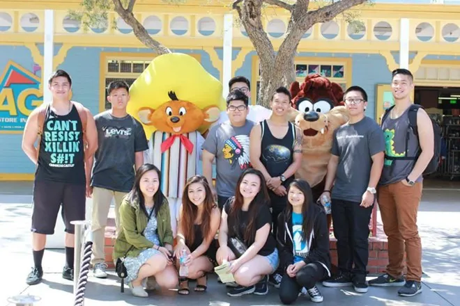 Nữ ca sĩ xinh tươi bên những người bạn cùng lớp. Nhập mô tả cho ảnh