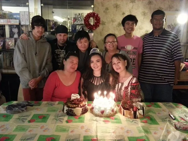 Xuân Mai chụp cùng mẹ và người thân trong sinh nhật đón tuổi 19. Cô cho biết, năm nào mẹ cũng tổ chức sinh nhật ấm cúng cho cô. Dù bận rộn nhưng người thân trong gia đình đều hội ngộ đông đủ. Nhập mô tả cho ảnh