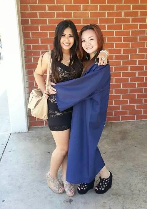 Xuân Mai chụp hình cùng bạn bè trong buổi lễ nhận bằng tốt nghiệp THPT tại Mỹ. Năm nào nữ ca sĩ cũng đoạt thành tích học tập xuất sắc tại trường. Nhập mô tả cho ảnh