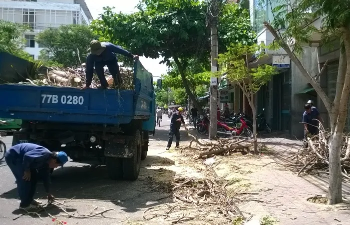 Lực lượng chức năng dọn dẹp hiện trường