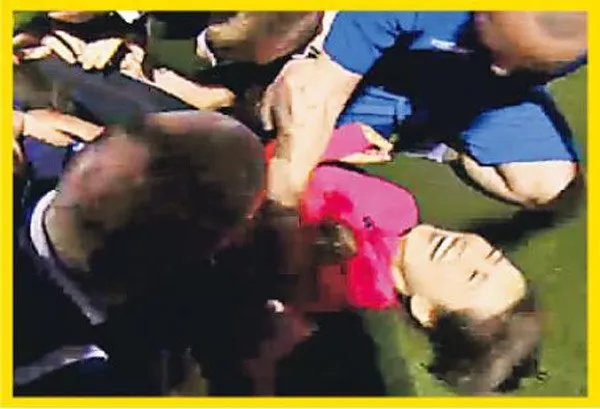 Hình ảnh được cho là Huỳnh Thúy Như bị các cầu thủ Anh sờ ngực. Hình ảnh được cho là Huỳnh Thúy Như bị các cầu thủ Anh sờ ngực.