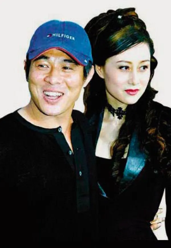 Giã từ phim trường từ năm 1993, suốt hơn 20 năm qua, Lợi Trí tình nguyện làm người phụ nữ đứng phía sau Lý Liên Kiệt, có với anh 2 cô con gái.