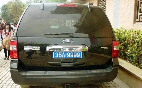 Hai xế hộp cùng đeo biển xanh “tứ quý 9” ảnh 1 Hai chiếc xe sang cùng mang biển xanh tứ quý 9.