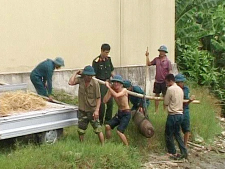 Lực lượng chức năng đưa quả bom nặng gần 300kg lên bờ an toàn.