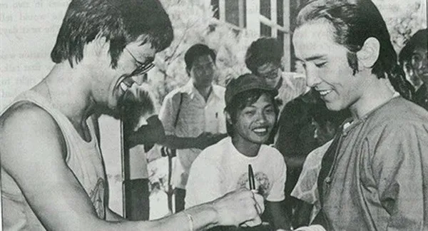 Mặc dù lúc ấy đang là một gương mặt sáng giá nhưng đứng trước Lý Tiểu Long, Khương Đại Vệ cũng rụt rè như một fan hâm mộ khi xin chữ ký của thần tượng.