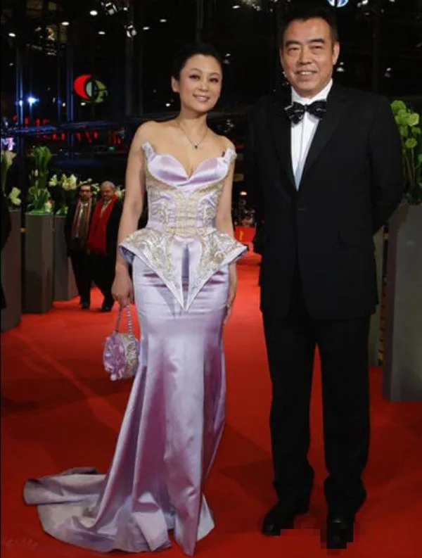 Ở tuổi 45, Trần Hồng gần như chia tay màn ảnh, lui về phía sau máy quay để phụ chồng - đạo diễn tài năng Trần Khải Ca làm những công việc liên quan đến sản xuất phim.