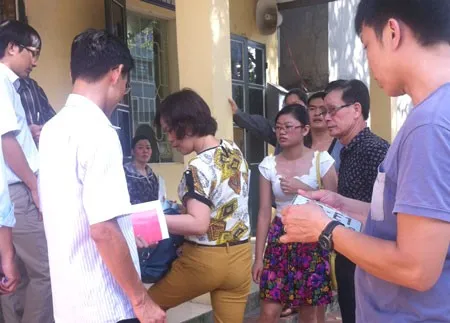 “Cò” V. (quần vàng) đang giao dịch với khách tại điểm đăng ký Đống Đa, Hà Nội.