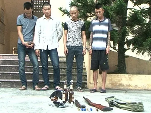 Nhóm giang hồ cùng tang vật là súng bắn đạn hoa cải, bom xăng bị thu giữ.