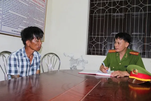 Công an phường Đồng Quốc Bình lấy lời khai của Hải. Công an phường Đồng Quốc Bình lấy lời khai của đối tượng Hải (trái)