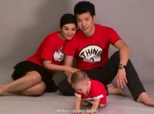 Huỳnh Dịch bên chồng con. Nhập mô tả cho ảnh