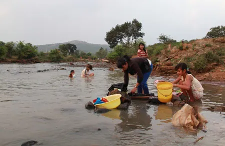 Các em nữ là người đồng bào dân tộc thiểu sở trở thành đối tượng bị dụ dỗ của cò lao động