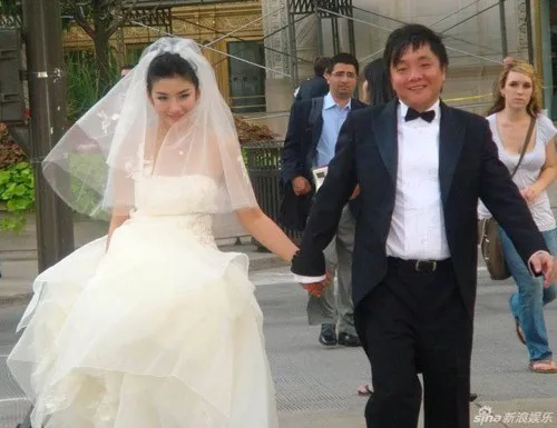 Huỳnh Dịch trong cuộc hôn nhân thứ nhất với Khương Khải. Nhập mô tả cho ảnh