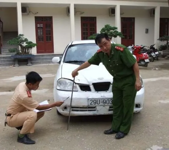 Sau khi gây tai nan, Định đổi màu xe để trốn trách nhiệm. Sau khi gây tai nan, Định đã chủ động sơn đổi màu xe nhằm trốn trách trách nhiệm.