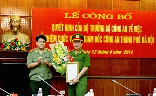 Thiếu tướng Nguyễn Đức Chung, Giám đốc Công an TP Hà Nội tặng hoa chúc mừng Đại tá Đào Thanh Hải