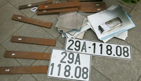 Biển giả và dụng cụ sản xuất biển giả bị thu giữ&nbsp;đầu tháng 5.