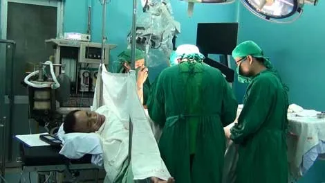 Phẫu thuật nạo hút silicon, cắt mô hoại tử và tạo hình dương vật. Phẫu thuật nạo hút silicon, cắt mô hoại tử và tạo hình dương vật.