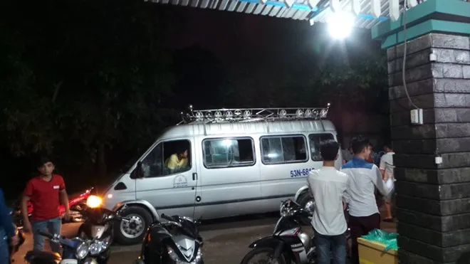 Đến hơn 0h15 ngày 15/6, thi thể Bảo được đưa về nhà mai táng sau khi khám nghiệm pháp y.