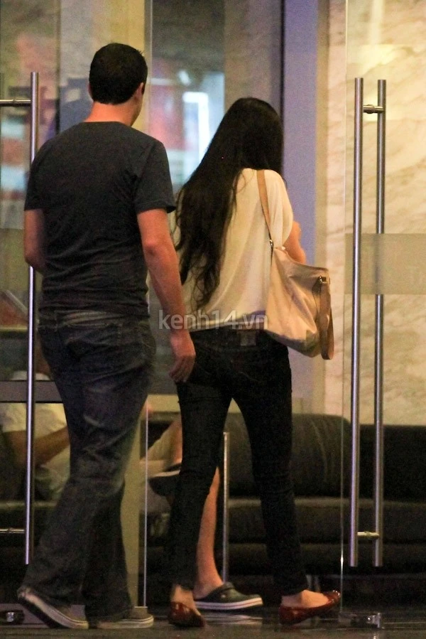 Mai Phương Thúy xuất hiện bên một người bạn ngoại quốc và cùng anh này vào khu căn hộ của mình.