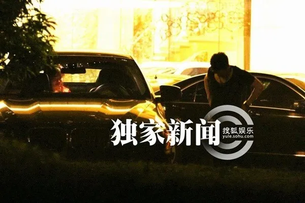 Ngô Việt và người tình ân ái sau đó cân chỉnh trang phục khi xuống xe