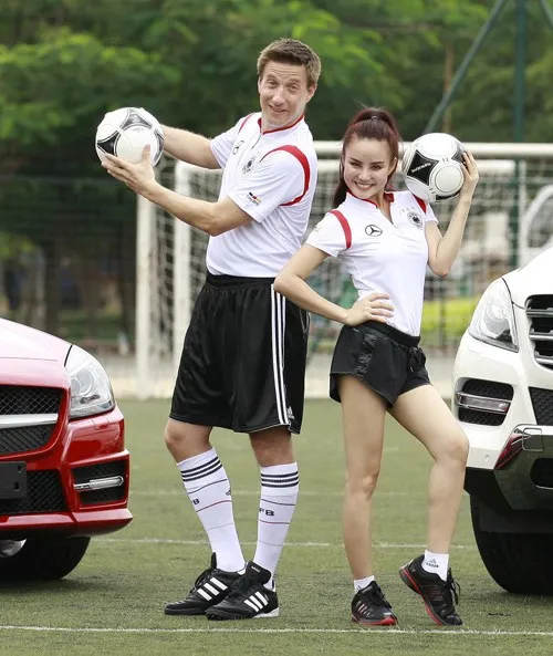 Vy Oanh diện quần đùi áo số, cổ vũ Euro 2012. Giọng caĐồng xanhchia sẻ, cô là fan của môn thể thao vua và thường xem bóng đá một mình vì không thích sự ồn ào. Nhập mô tả cho ảnh